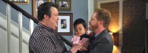 Cameron e Mitchell, coppia gay di Modern Family, con la figlia Lily